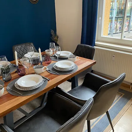 J22 - Fullhouse - - Fussgaengerzone - Netflix Apartment *