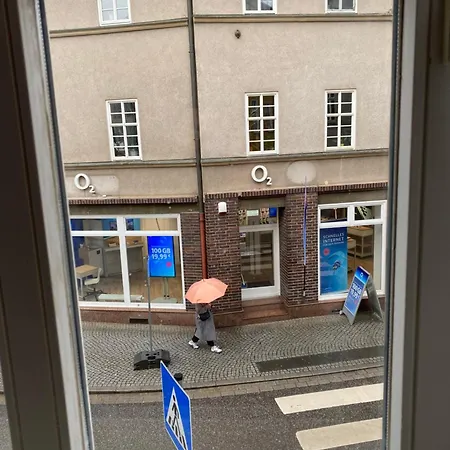J22 - Fullhouse - - Fussgaengerzone - Netflix Apartment *