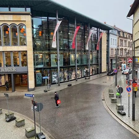 J22 - Fullhouse - - Fussgaengerzone - Netflix Apartment