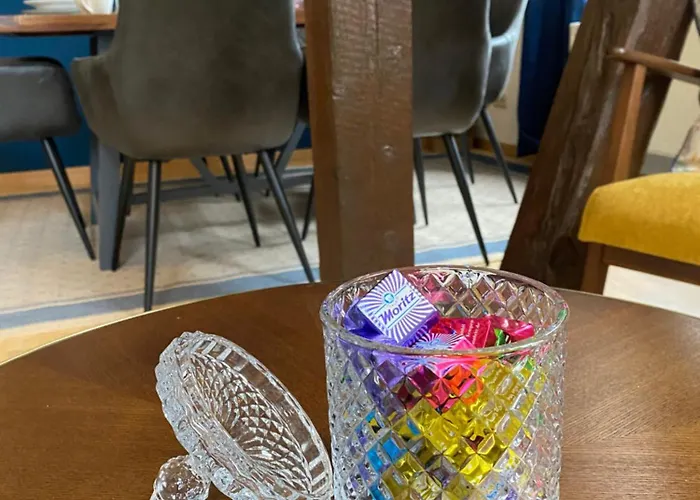 J22 - Fullhouse - - Fussgaengerzone - Netflix Apartment