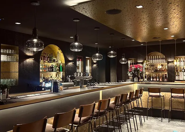 J22 - Fullhouse - - Fussgaengerzone - Netflix Apartment *