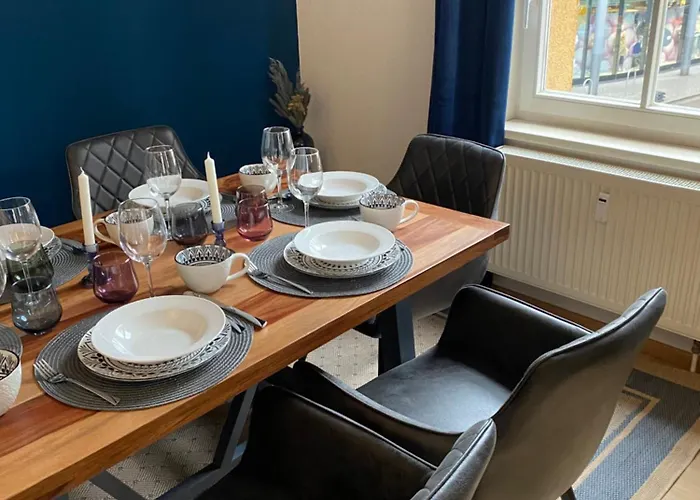 J22 - Fullhouse - - Fussgaengerzone - Netflix Apartment *