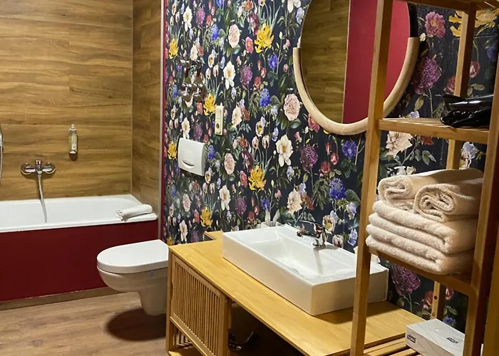 J22 - Fullhouse - - Fussgaengerzone - Netflix Apartment Eisenach